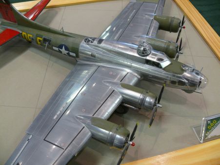 Pete Eccles B-17 with his own natural metal technique applied (ScaleModelWorld 2013)