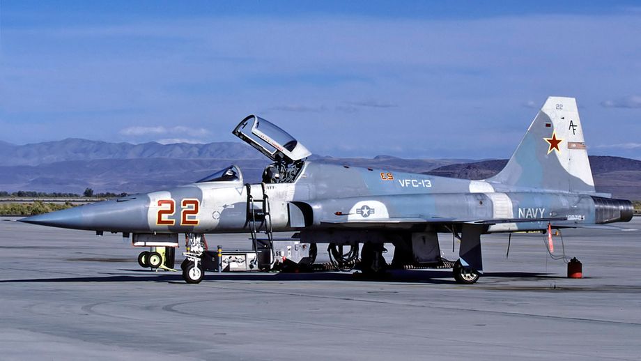 F-5E 160794/AF/22, October 1998. Photo © M P Hopper
An interesting 4 colour camouflage scheme with hard edges. which seems fairly worn and possibly inherited from VFA-127