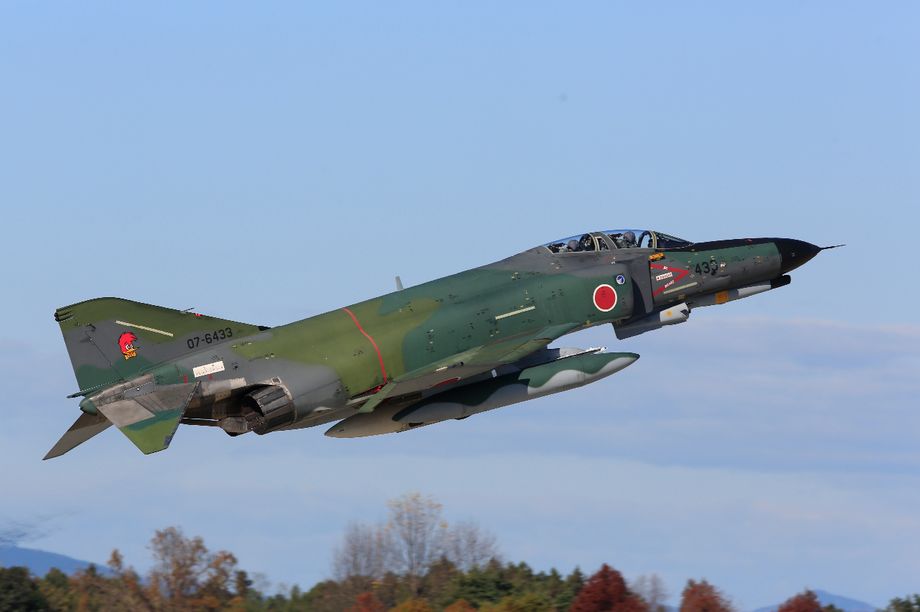 F4EJ Kai 07-6433 of 501 Hikotai departs Hyakuri AB.  Although these aircraft are dedicated to reconnaissance roles, they are converted from F4EJs and hence carry a centreline reconnaissance pod as they don’t feature the standard RF4EJ nose profile and cameras.  Photo © D. Draycott