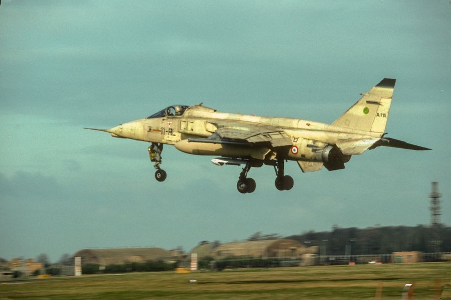 Jaguar A of Armee de L’Air, 115 ‘11-RL’ of EC3/11 ‘Corse’ at Honington in 1992.  There were several colour schemes for French Jaguars participating in Operation Daguet and this is not pink but ‘Crème Sable’.  Photo © D. Draycott.